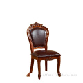 Кожаное сиденье вырезано традиционное обеденное кресло